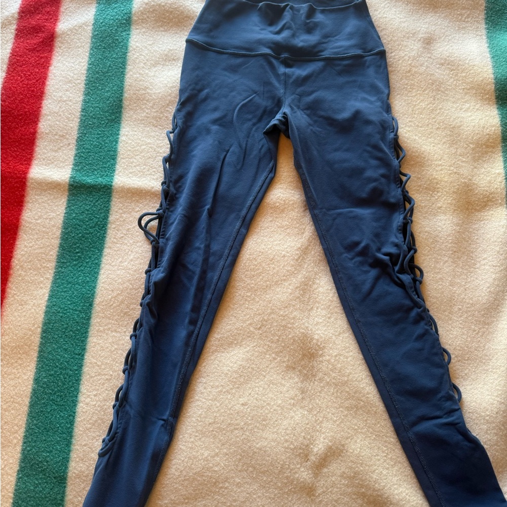 Alo Yoga Women's Interlace blue
Leggings size S